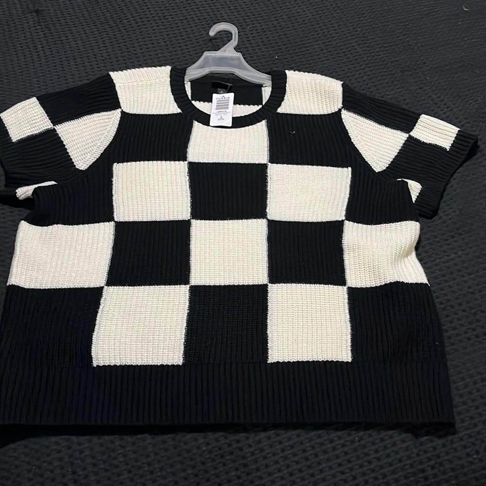 Torrid women’s short sleeve pullover checker deep black / white sweater- size 3X